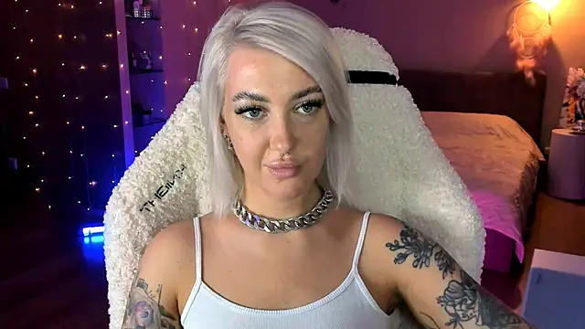 Snapshot of tykioty_Miley chatting on 10.31.25 tykioty Miley online show from 10.31.25