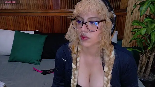 Snapshot of Eli666uwu chatting on 10.14.25 Eli666uwu online show from 10.14.25