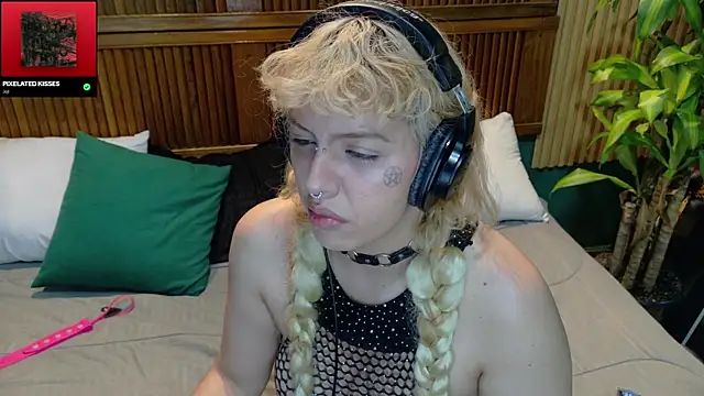 Snapshot of Eli666uwu chatting on 10.16.25 Eli666uwu online show from 10.16.25