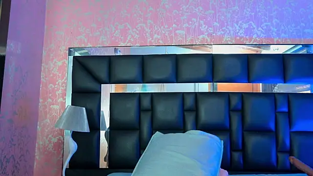 Snapshot of sh_malala chatting on 10.18.25 sh malala online show from 10.18.25