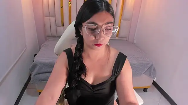 Karla hernandez  online show from 02.13.25