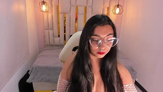 Karla hernandez  online show from 02.15.25