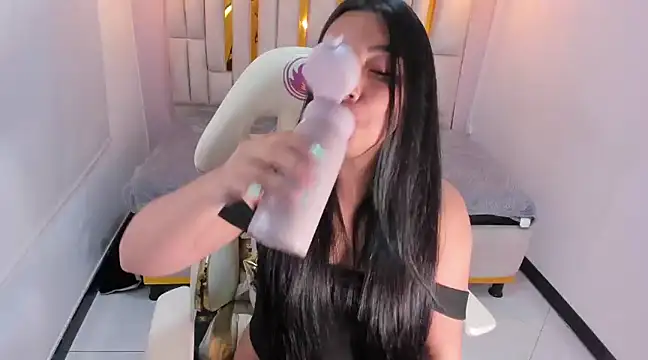 Karla hernandez  online show from 03.10.25