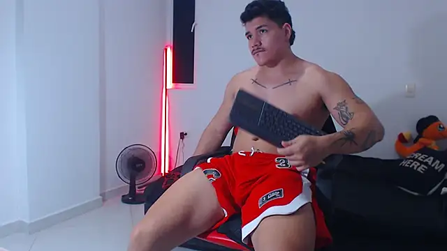 Snapshot of paulo_allen chatting on 10.31.25 paulo allen online show from 10.31.25