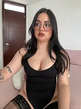 Snapshot of montmariana chatting on 06.17.26 montmariana online show from 06.17.26