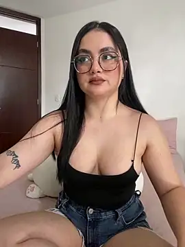 Snapshot of montmariana chatting on 06.19.26 montmariana online show from 06.19.26