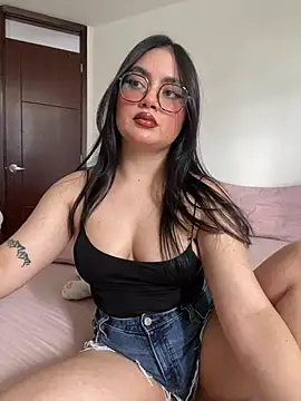 Snapshot of montmariana chatting on 06.25.26 montmariana online show from 06.25.26