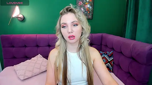 Snapshot of EvaMoran chatting on 10.12.25 EvaMoran online show from 10.12.25