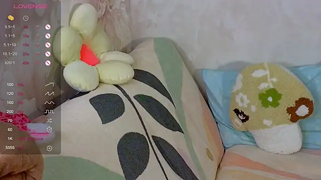 Snapshot of TrissMerigold9 chatting on 10.30.25 TrissMerigold9 online show from 10.30.25