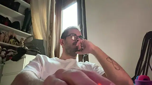 Snapshot of vogliososexboy1993 chatting on 11.05.25 vogliososexboy1993 online show from 11.05.25