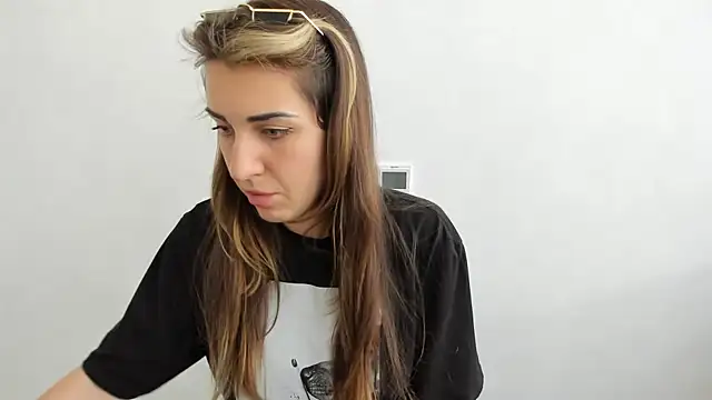 Snapshot of Summmmersky chatting on 03.22.25 Summmmersky online show from 03.22.25