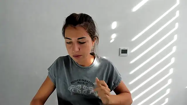 Snapshot of Summmmersky chatting on 09.18.25 Summmmersky online show from 09.18.25