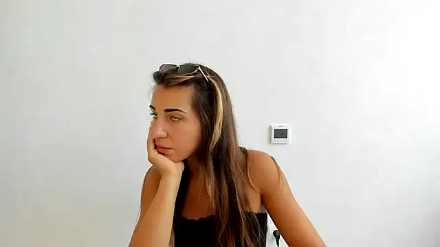 Snapshot of Summmmersky chatting on 09.21.25 Summmmersky online show from 09.21.25