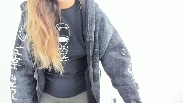 Snapshot of Summmmersky chatting on 10.03.25 Summmmersky online show from 10.03.25