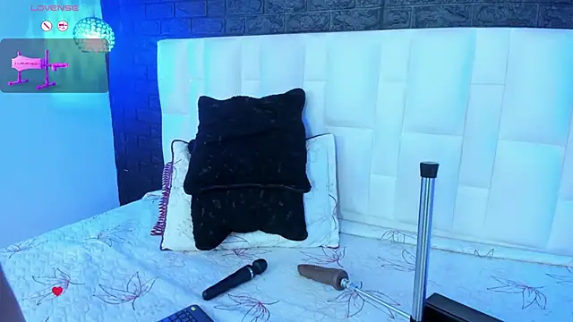 Snapshot of Abbyadams chatting on 10.11.25 Abbyadams online show from 10.11.25