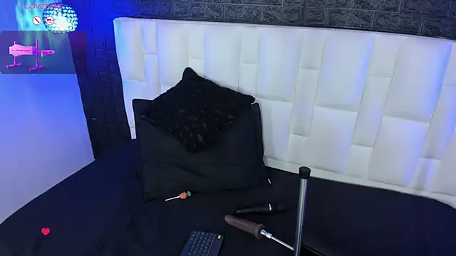 Snapshot of Abbyadams chatting on 10.18.25 Abbyadams online show from 10.18.25