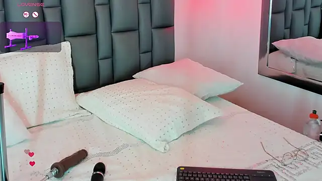 Snapshot of Abbyadams chatting on 11.08.25 Abbyadams online show from 11.08.25