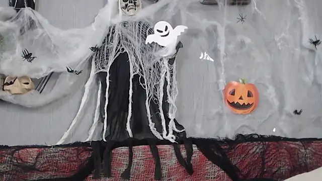 Snapshot of IzabelllNoir chatting on 10.20.25 IzabelllNoir online show from 10.20.25