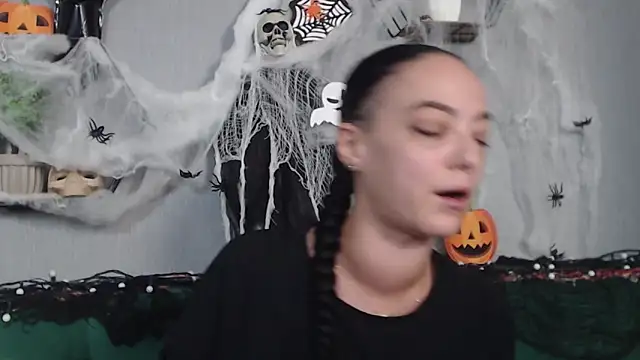 Snapshot of IzabelllNoir chatting on 10.26.25 IzabelllNoir online show from 10.26.25