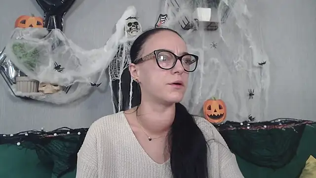 Snapshot of IzabelllNoir chatting on 10.28.25 IzabelllNoir online show from 10.28.25