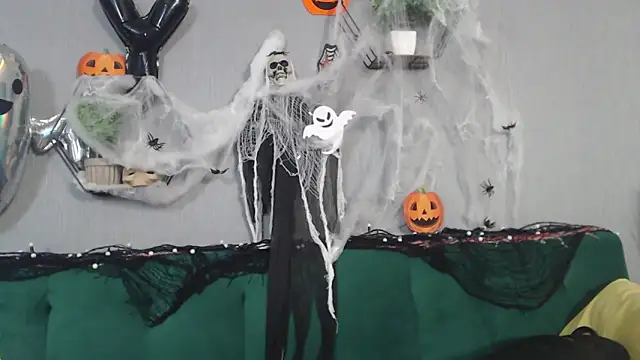 Snapshot of IzabelllNoir chatting on 10.29.25 IzabelllNoir online show from 10.29.25