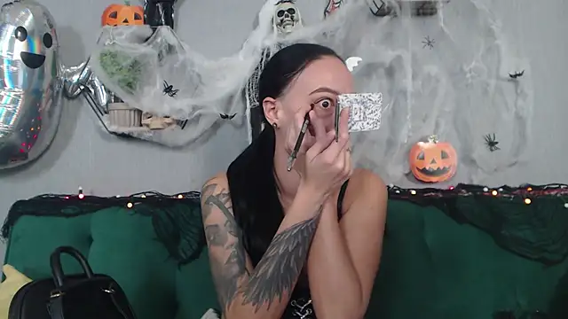 Snapshot of IzabelllNoir chatting on 10.30.25 IzabelllNoir online show from 10.30.25