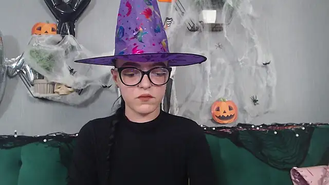 Snapshot of IzabelllNoir chatting on 10.31.25 IzabelllNoir online show from 10.31.25