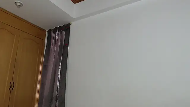 Snapshot of Sharickleon11 chatting on 01.05.25 Sharickleon11 online show from 01.05.25