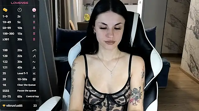 Snapshot of Mary___Moore chatting on 10.10.25 Mary Moore online show from 10.10.25