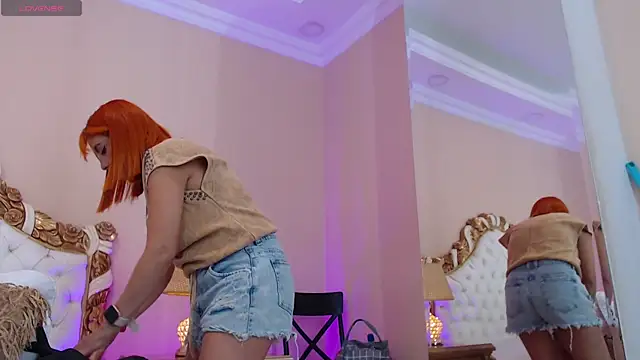 Snapshot of AdelinaVans chatting on 10.06.25 AdelinaVans online show from 10.06.25