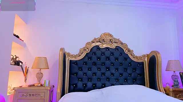 Snapshot of AdelinaVans chatting on 10.29.25 AdelinaVans online show from 10.29.25