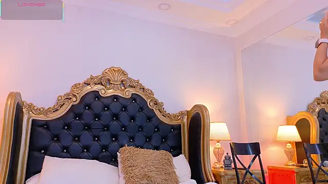 Snapshot of AdelinaVans chatting on 11.14.25 AdelinaVans online show from 11.14.25