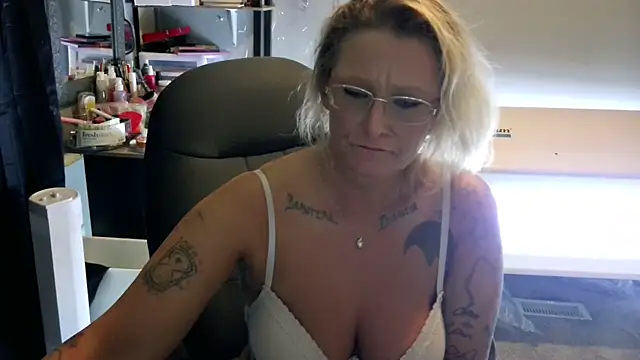 Snapshot of Lisalovely6981 chatting on 01.08.25 Lisalovely6981 online show from 01.08.25