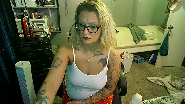Snapshot of Lisalovely6981 chatting on 02.21.25 Lisalovely6981 online show from 02.21.25
