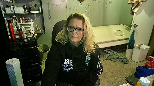 Snapshot of Lisalovely6981 chatting on 02.22.25 Lisalovely6981 online show from 02.22.25