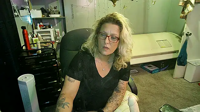 Snapshot of Lisalovely6981 chatting on 02.25.25 Lisalovely6981 online show from 02.25.25