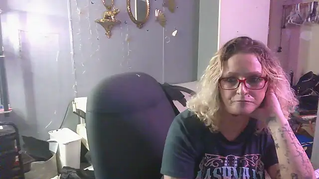 Snapshot of Lisalovely6981 chatting on 03.17.25 Lisalovely6981 online show from 03.17.25
