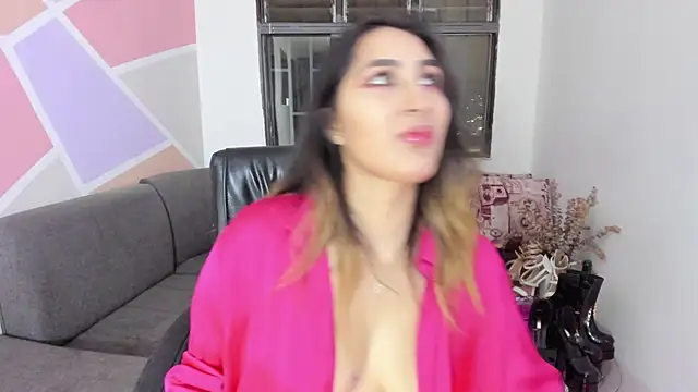 Snapshot of Maiaconnor_ chatting on 11.15.25 Maiaconnor online show from 11.15.25