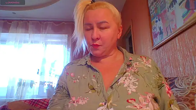 Snapshot of mira_robinsonnn chatting on 10.17.25 mira robinsonnn online show from 10.17.25