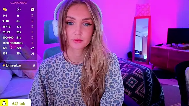 Snapshot of PrincessVS chatting on 10.23.25 PrincessVS online show from 10.23.25