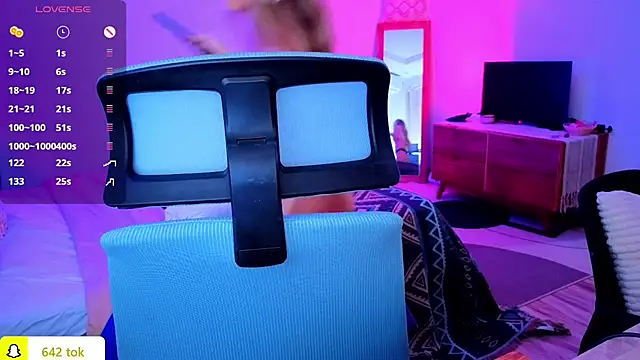 Snapshot of PrincessVS chatting on 10.27.25 PrincessVS online show from 10.27.25