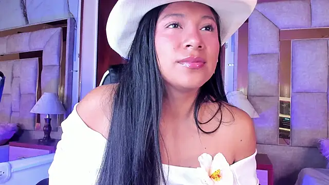 LinnaGardenia online show from 12.21.25