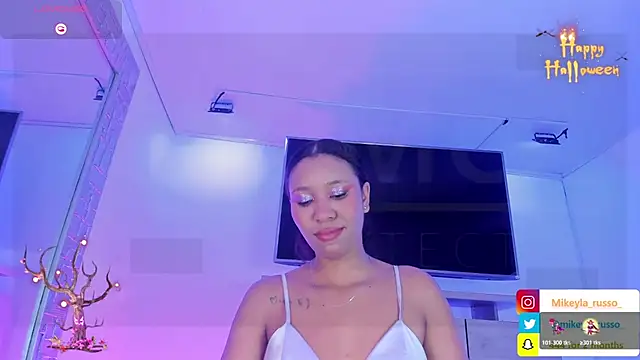 Snapshot of Mikeyla-Russo chatting on 11.05.25 Mikeyla-Russo online show from 11.05.25