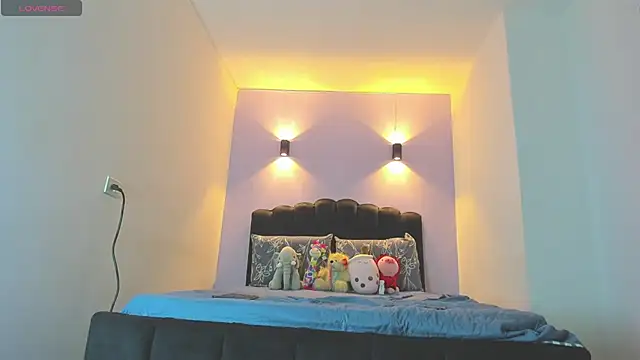 Sofia Clauss  online show from 10.17.25