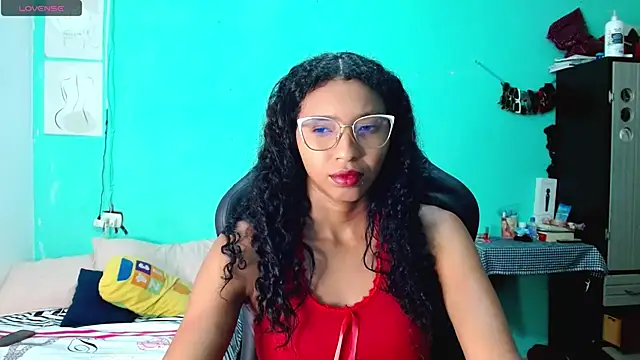 Snapshot of sensitive_brunette chatting on 06.10.26 sensitive brunette online show from 06.10.26