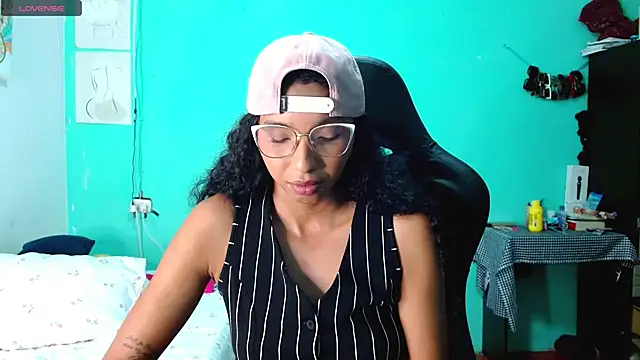Snapshot of sensitive_brunette chatting on 06.11.26 sensitive brunette online show from 06.11.26