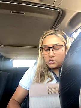 DarianaGuzz online show from 10.21.25