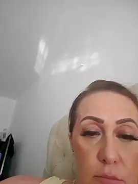 AvaLloyd online show from 02.11.25