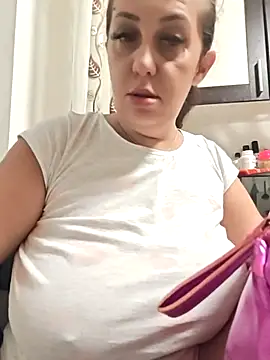 AvaLloyd online show from 10.06.25