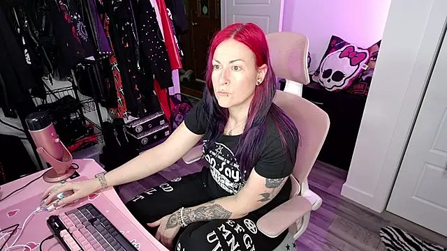 Snapshot of gennyrock chatting on 10.14.25 gennyrock online show from 10.14.25